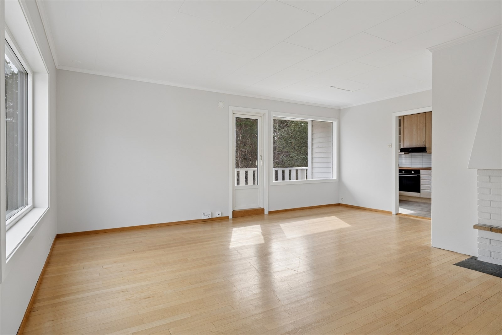 Fra stuen er det utgang til en balkong på 7 m². Balkongdøren er fra 2017. Galleribilde