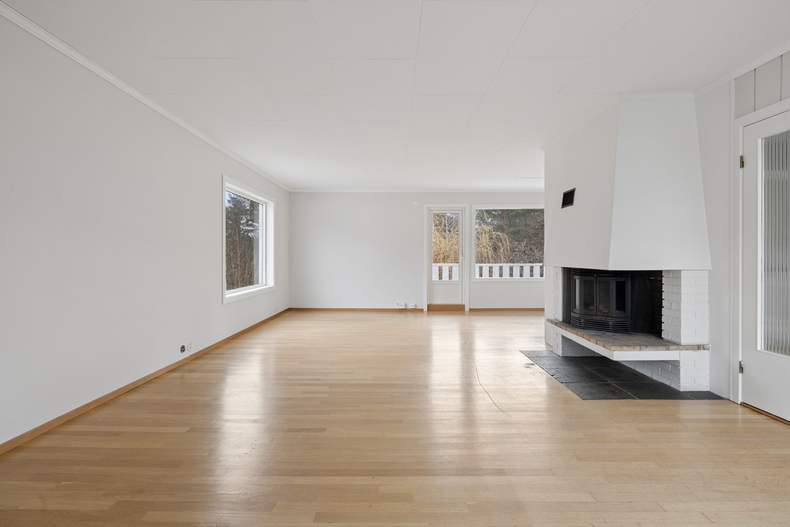 Stuen i første etasje er nymalt og har en sentralt plassert peis som gir en lun atmosfære. Galleribilde