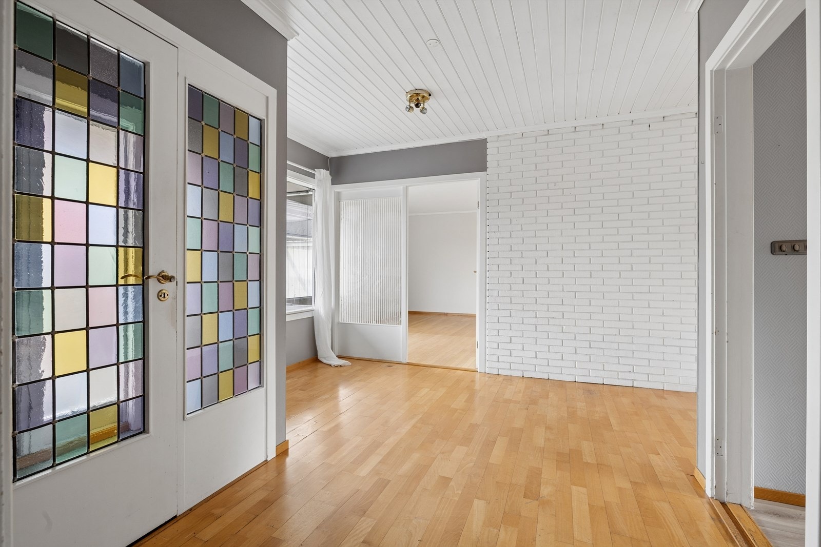 Svært romslig gang med flere muligheter for garderobeløsninger. Galleribilde