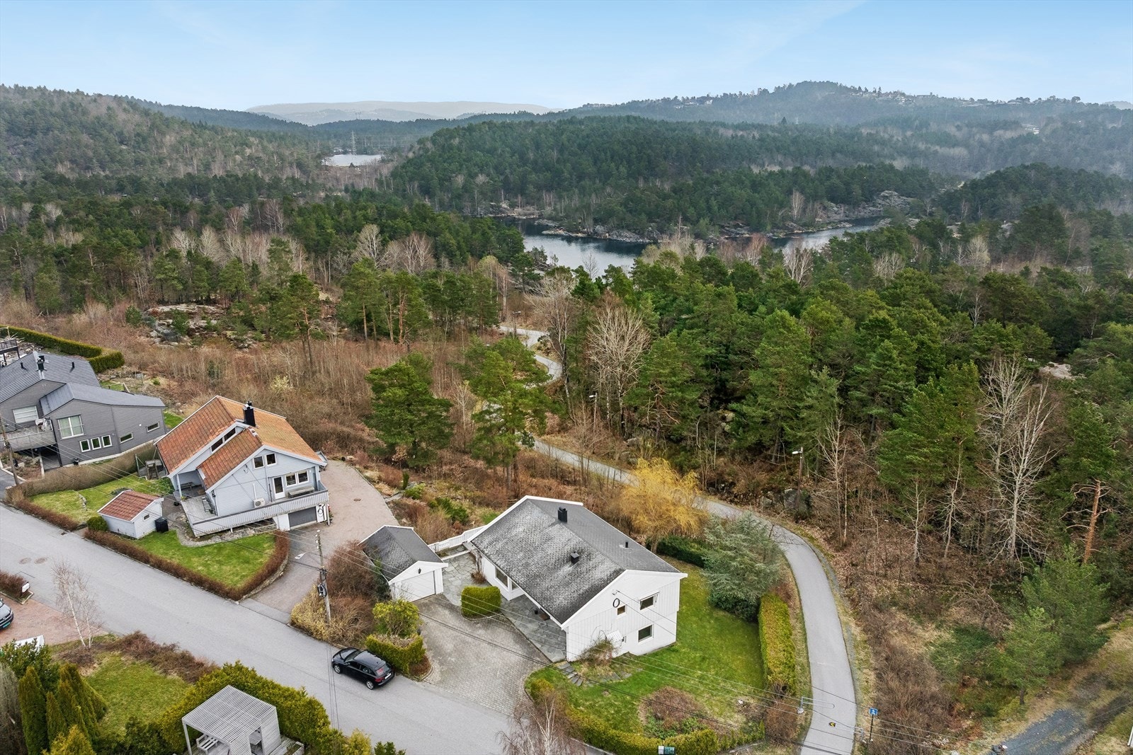 Boligen ligger i et stille nabolag med umiddelbar nærhet til skog og turområder. Galleribilde