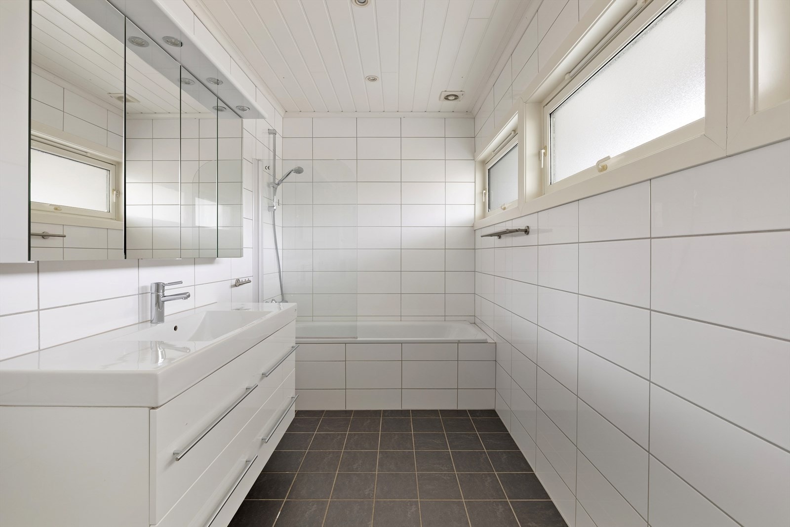 Badet i første etasje ble oppgradert i 2010 og har fliser på gulv og vegger, samt varmekabler. Galleribilde
