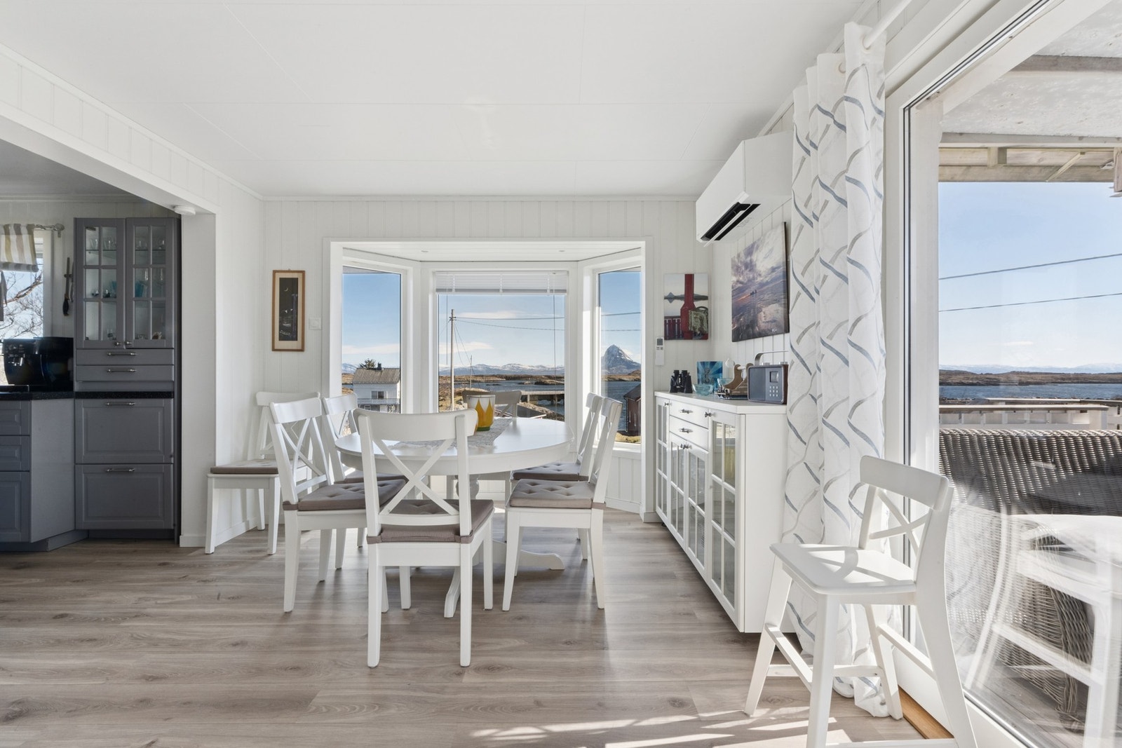 Fra stuen er det utgang til en romslig og solrik terrasse Galleribilde