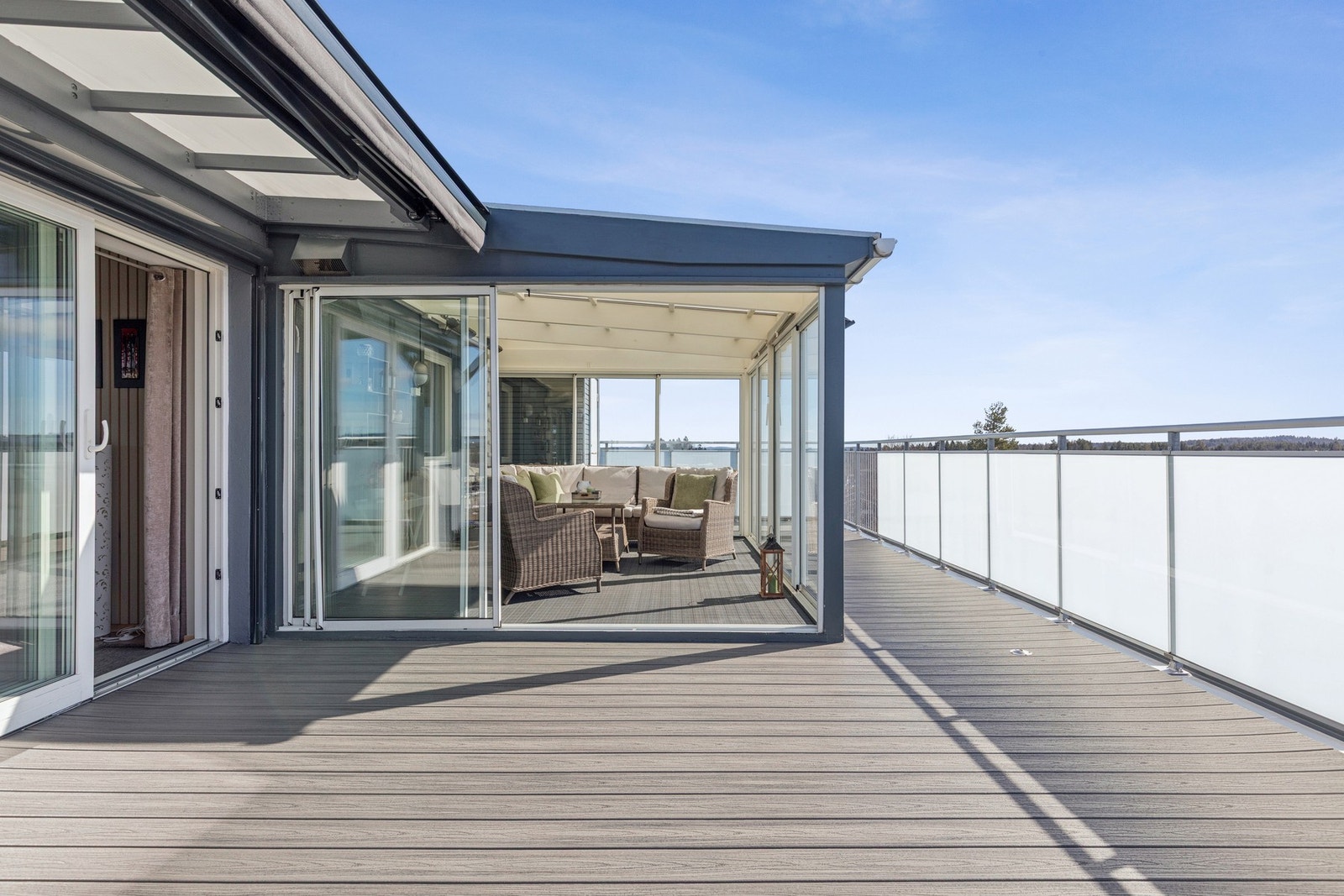 Stor takterrasse på 80 kvm med meget gode solforhold og praktisk vinterhage - et sjeldent uteareal for leiligheter. Galleribilde