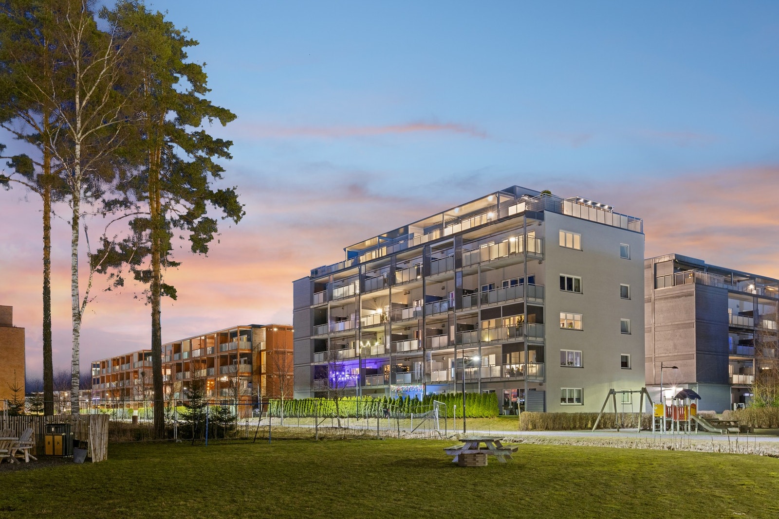 Dagligvarehandelen kan blant annet gjøres på Rema 1000 Gystadparken og Meny Gystadmarka. I Jessheim finnes ellers Obs Hypermarked og Rema 1000. Galleribilde