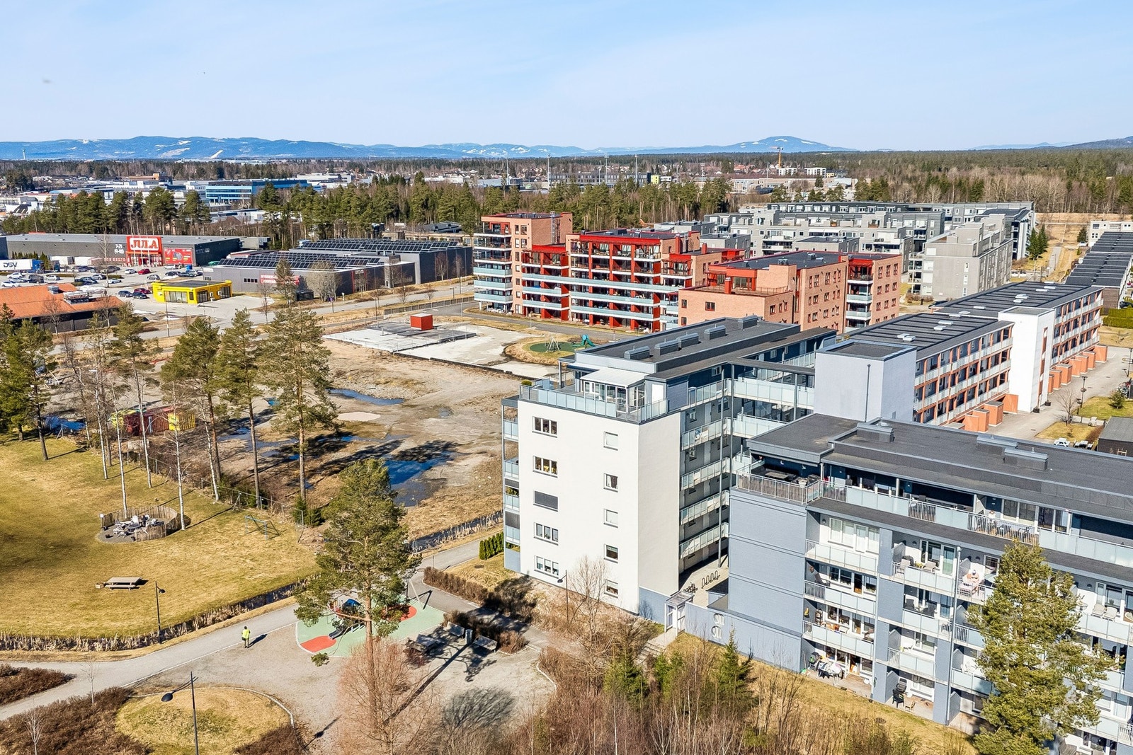 Kort vei til lekeplass, fotballbaner, tennisanlegg og flere treningssenter. Ved Jessheim stadion ligger flotte Jessheim is- og flerbrukshall. Galleribilde