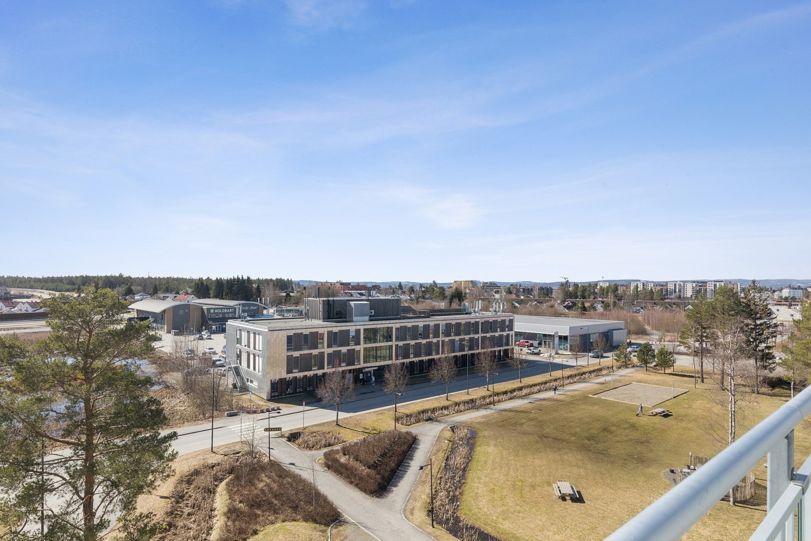 Eiendommen ligger i et sentralt, nyere etablert og barnevennlig boligområde like utenfor Jessheim sentrum i Ullensaker kommune. Galleribilde