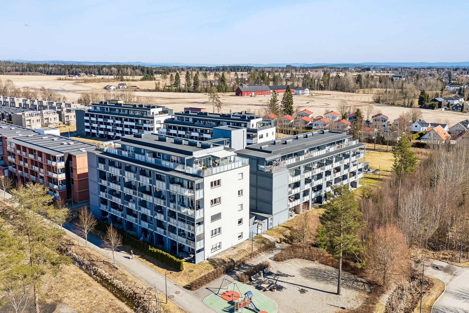 Kun én km fra Jessheim sentrum ligger flotte Nordbytjernet, der det er godt tilrettelagt med turveier for rullestolbrukere og folk med barnevogn. Det er også strender, volleyballbaner, badebrygger og fiskebrygger. Galleribilde