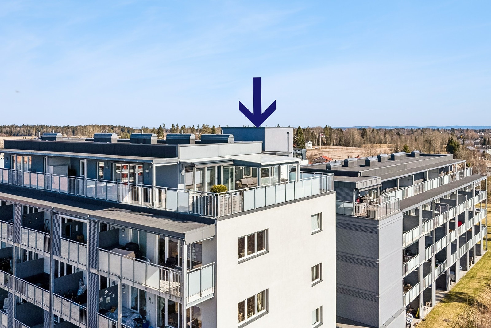 Eksklusiv toppleilighet med privat, solrik terrasse og panoramisk utsyn - en unik mulighet for deg som søker det lille ekstra. Galleribilde
