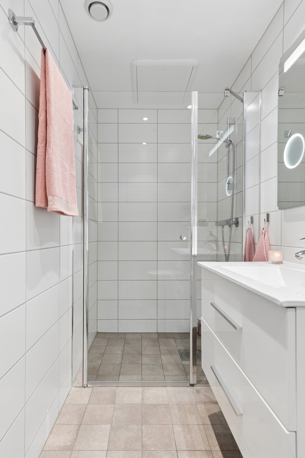 Badet har dusj, baderomsinnredning og speil med belysning. Galleribilde