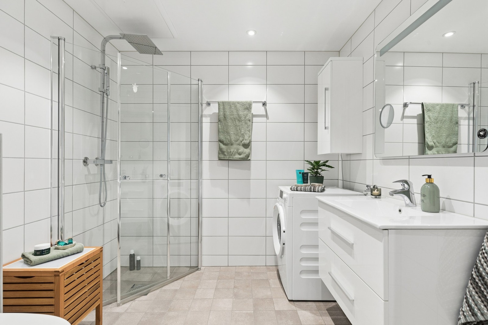 Badet har dusj, baderomsinnredning og opplegg for vaskemaskin. Galleribilde