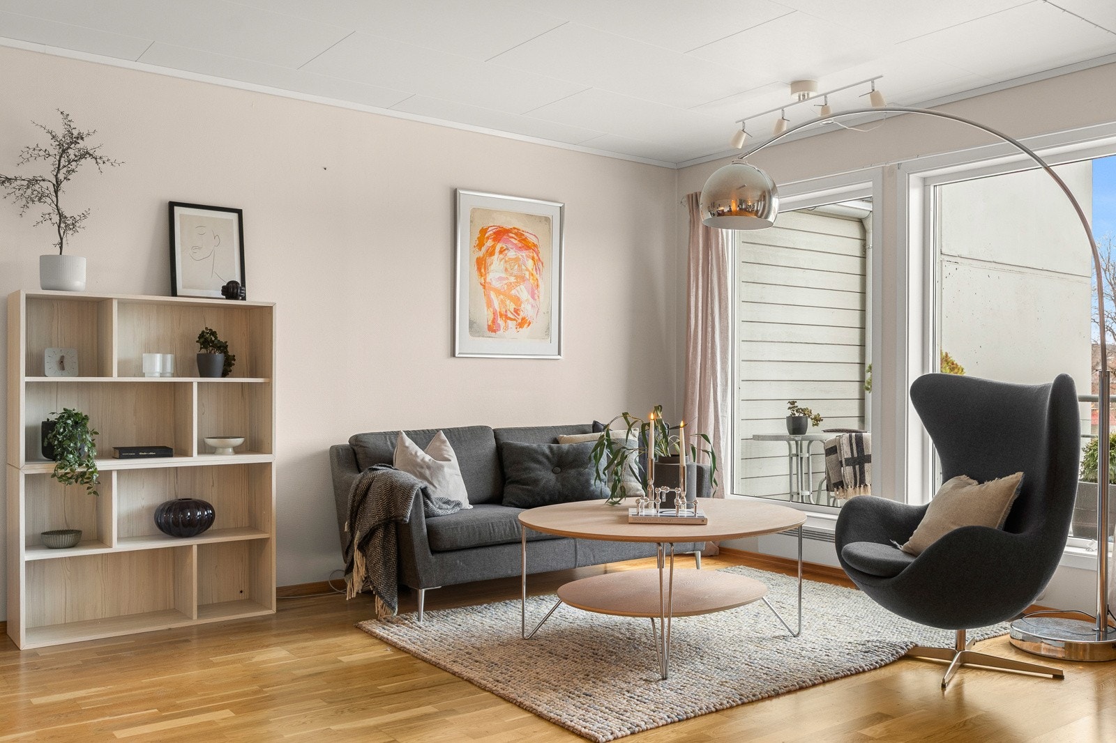 Gode vindusflater som slipper inn masse lys. Galleribilde