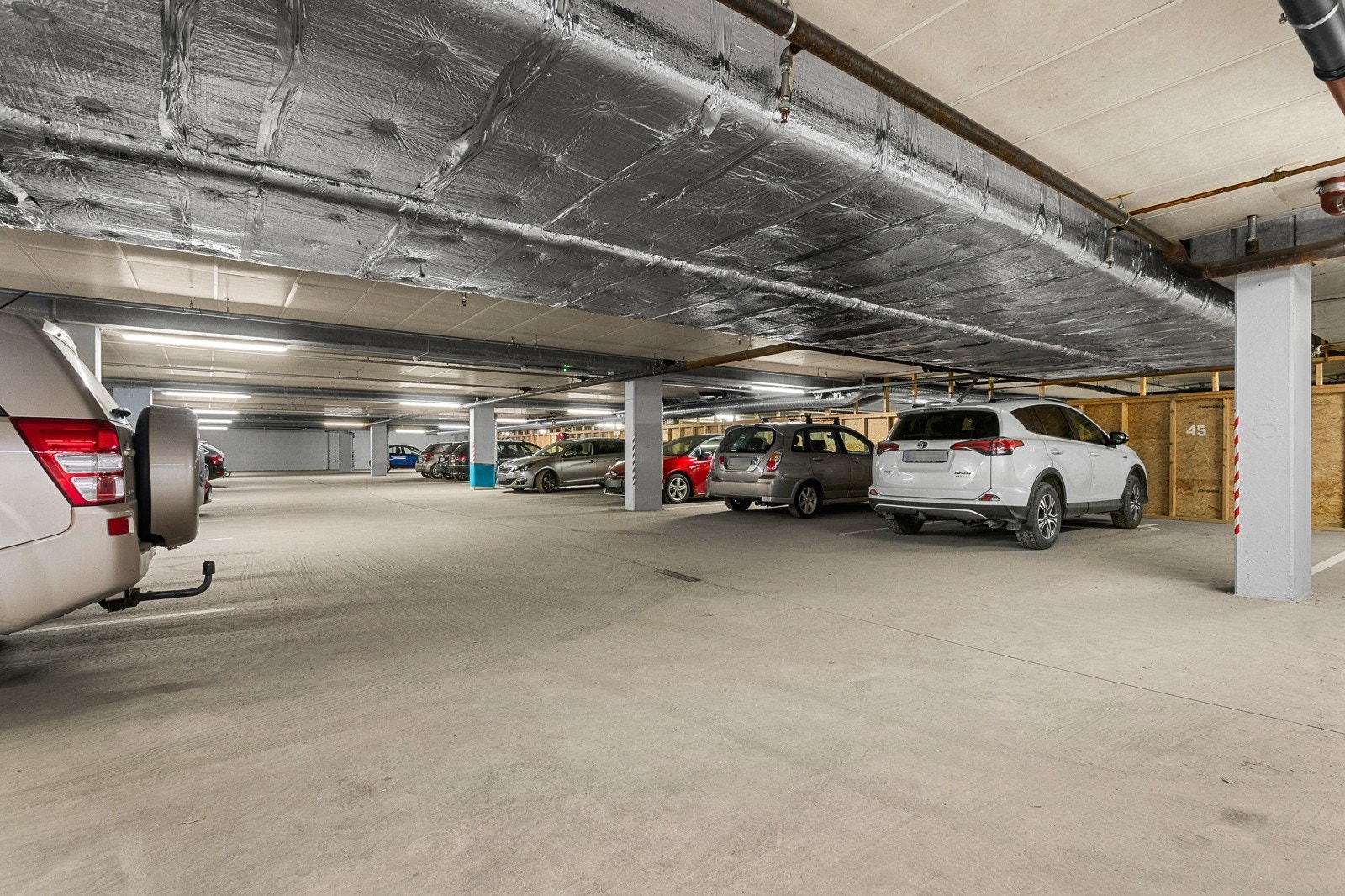 Fast plass i parkeringskjeller. Galleribilde