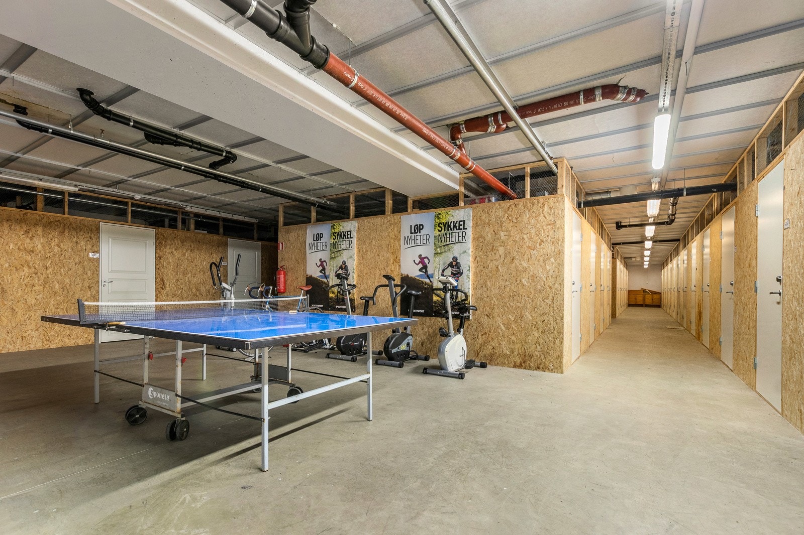 Felles plass for sykler og bordtennisbord i tilknytning til boder. Galleribilde
