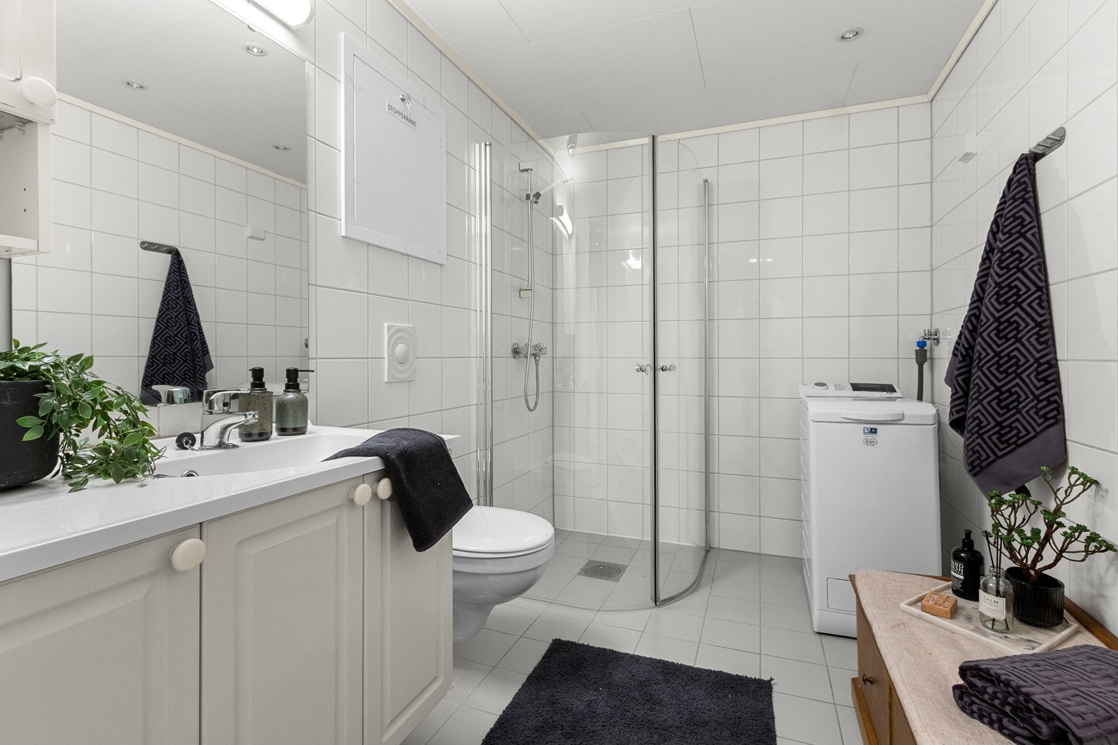 Flislagt bad på 5m². Opplegg for vaskemaskin og evt tørketrommel. Galleribilde
