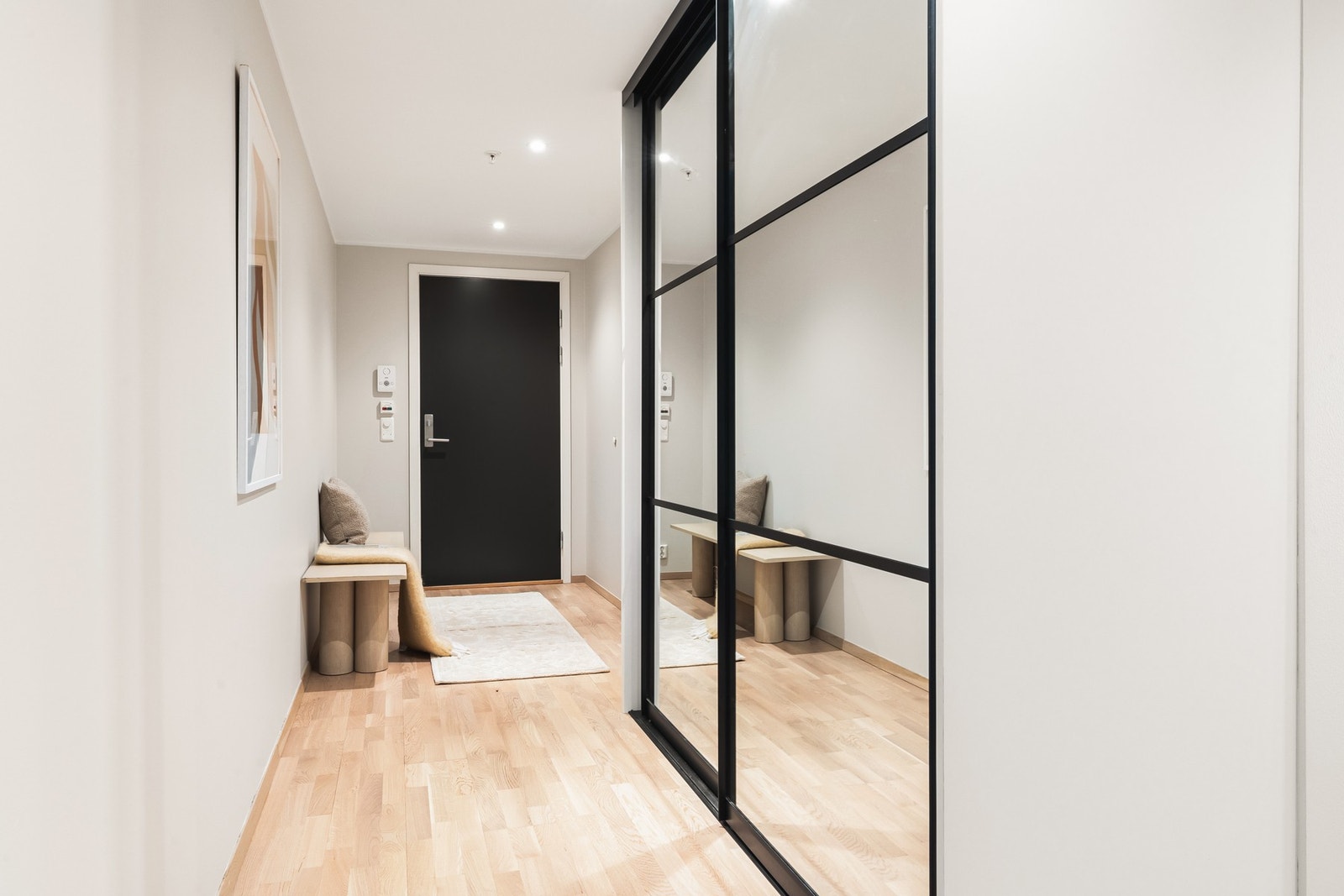 I entréen har du en skyvedørsgarderobe med god plass til yttertøy og sko. Galleribilde