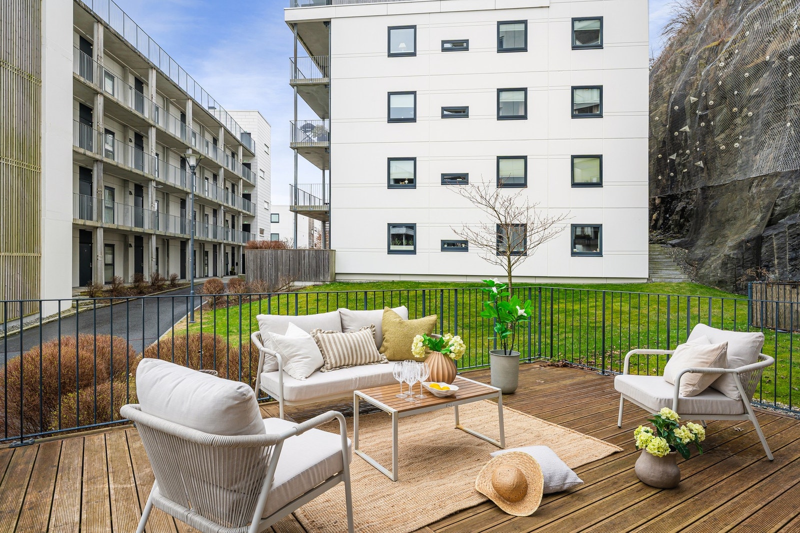 Her får du en moderne og lekker 3-roms selveierleilighet fra 2017 med en gjennomgående god standard og en funksjonell planløsning. Galleribilde