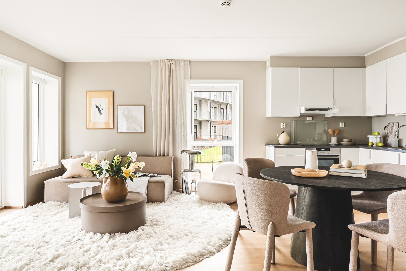 Stuen er malt i delikate farger og gir deg god plass til sofa og spisebord. Galleribilde