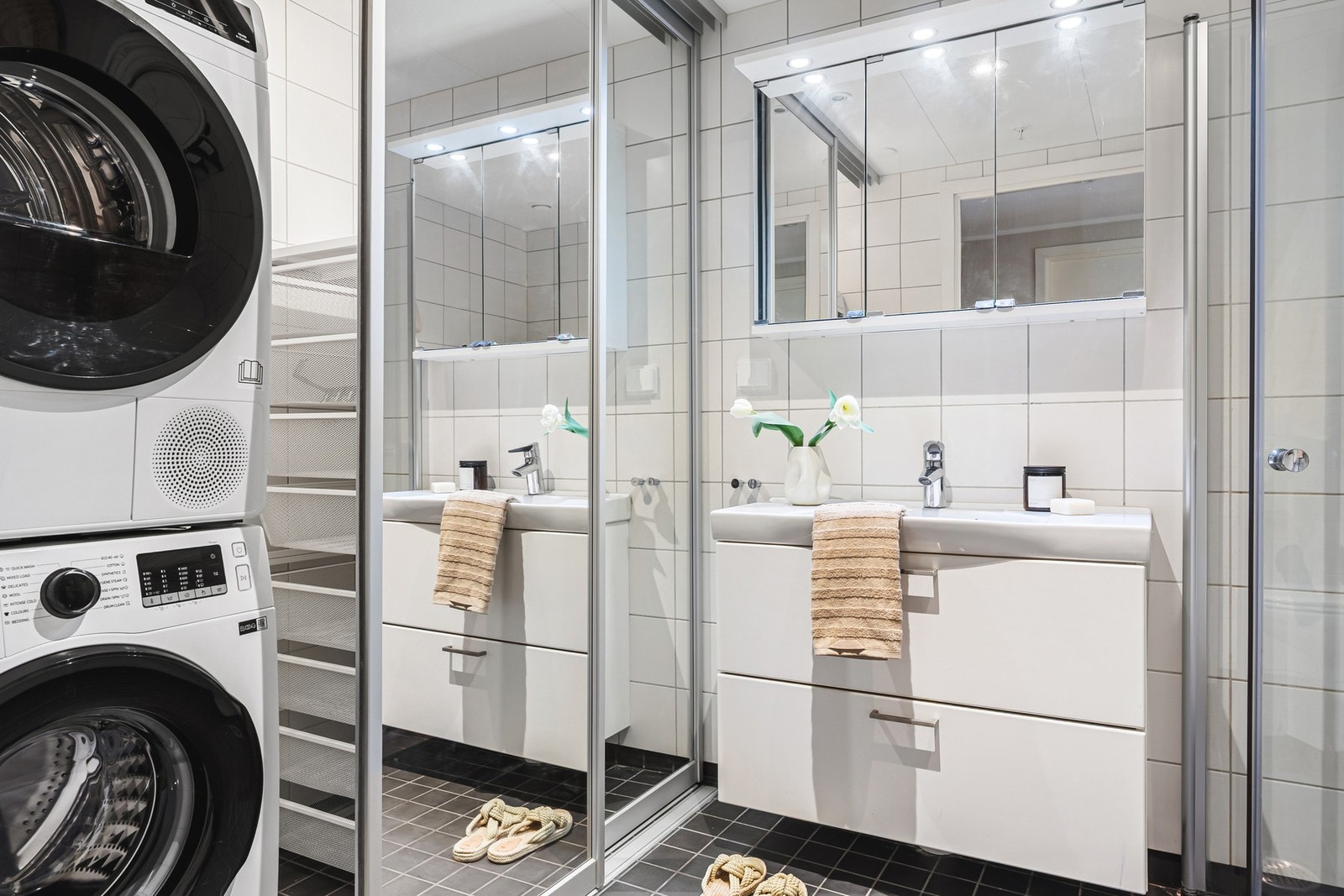 På badet har du en skyvedørsgarderobe hvor du kan gjemme bort klesvasken. Galleribilde