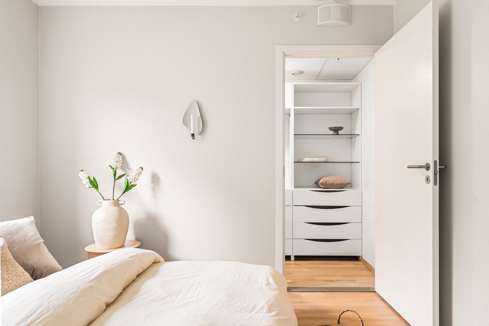 Hovedsoverommet er tilknyttet en walk-in garderobe. Galleribilde