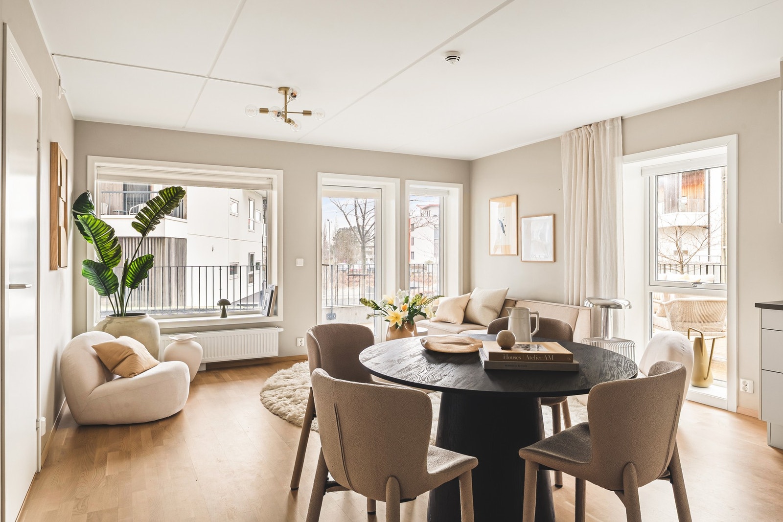 Vi starter med boligens naturlige samlingspunkt. Galleribilde