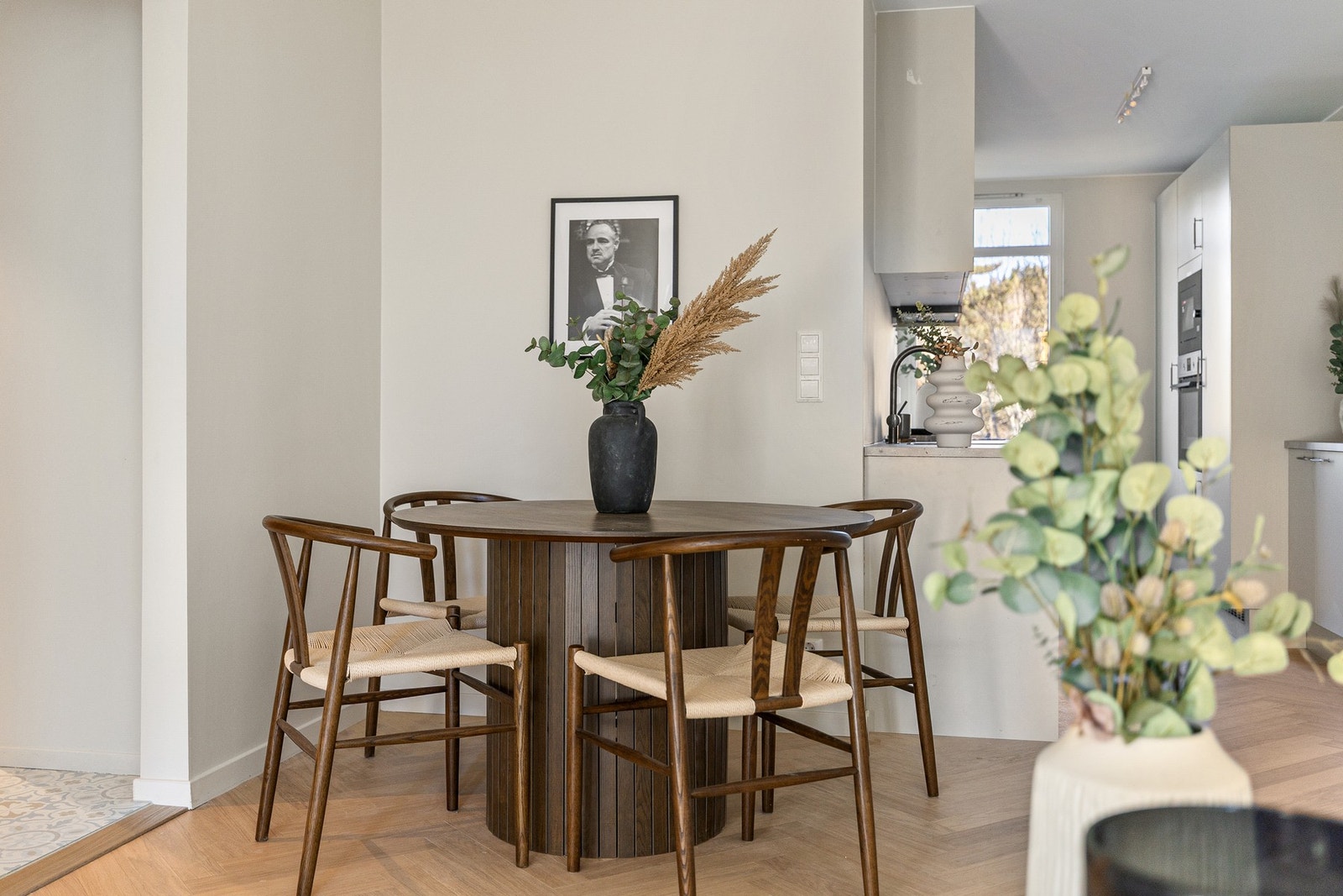 Spisestuen har direkte tilgang til kjøkkenet. Her er det god plass til både familiemiddag og middagsgjester. Galleribilde