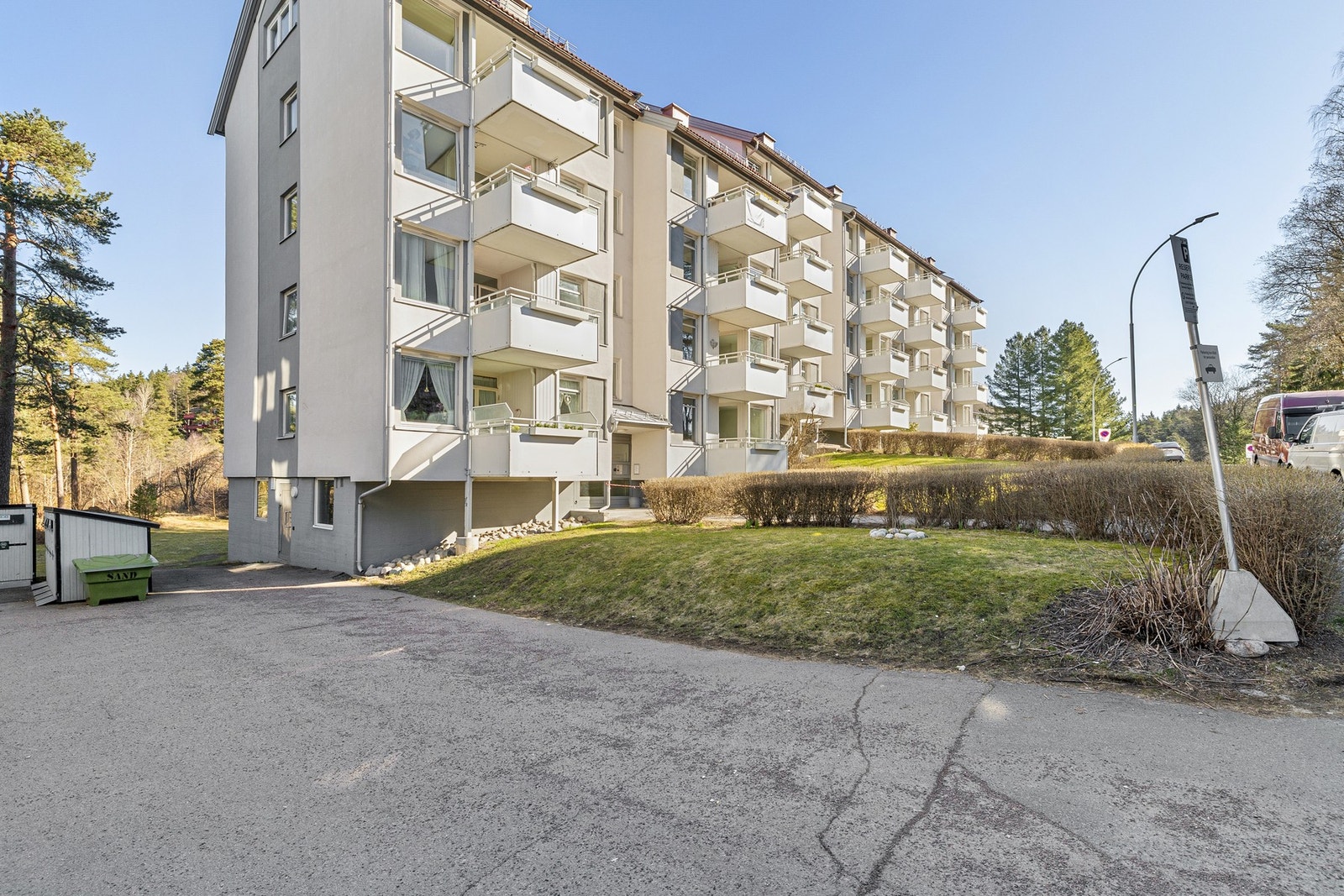 Sameiet har 12 parkeringsplasser som benyttes av beboerne kostnadsfritt etter førstemann til mølla prinsippet. Mulighet for kjøp/leie av garasje i umiddelbar nærhet. Galleribilde