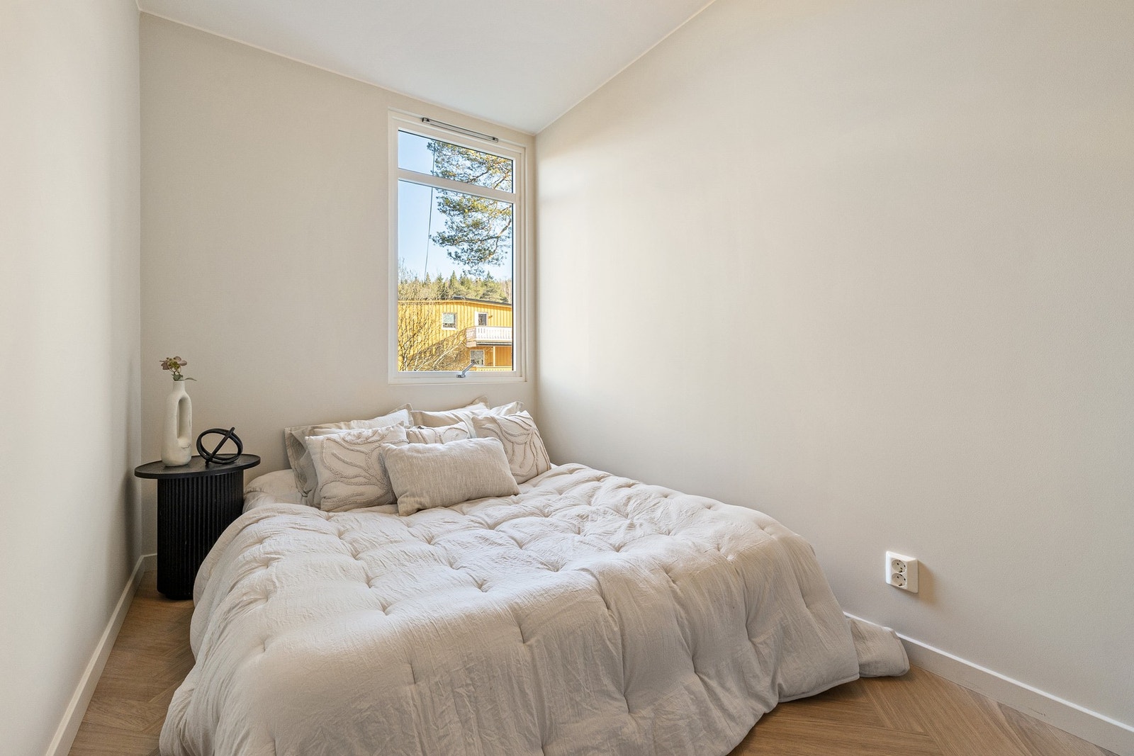 Soverom nr. 2 er også vendt vekk fra gaten. Plass til dobbeltseng og garderobe. Galleribilde