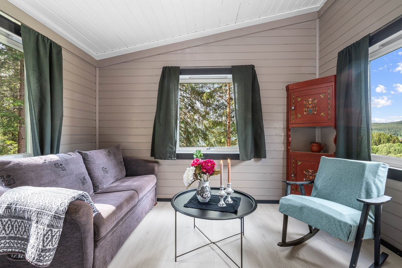 Annekset har store vinduer på flere sider, noe som gir et flott gjennomlys. Galleribilde