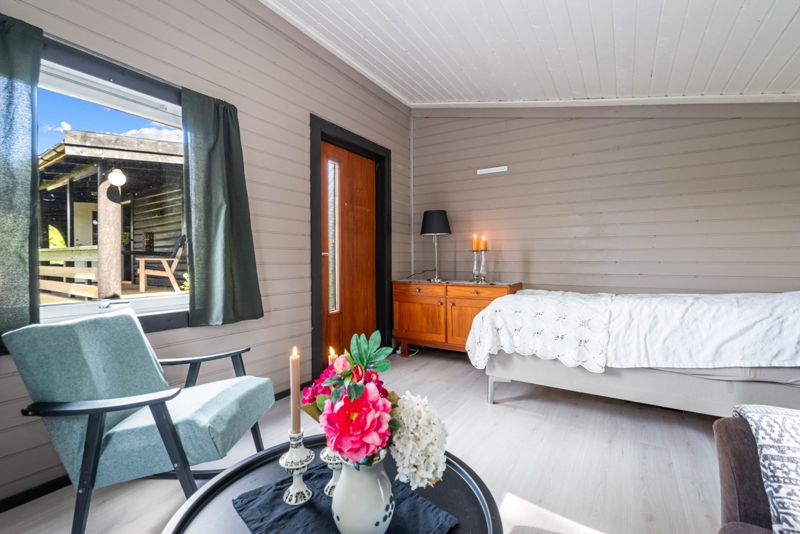I annekset er det både sofa og stor seng. Galleribilde
