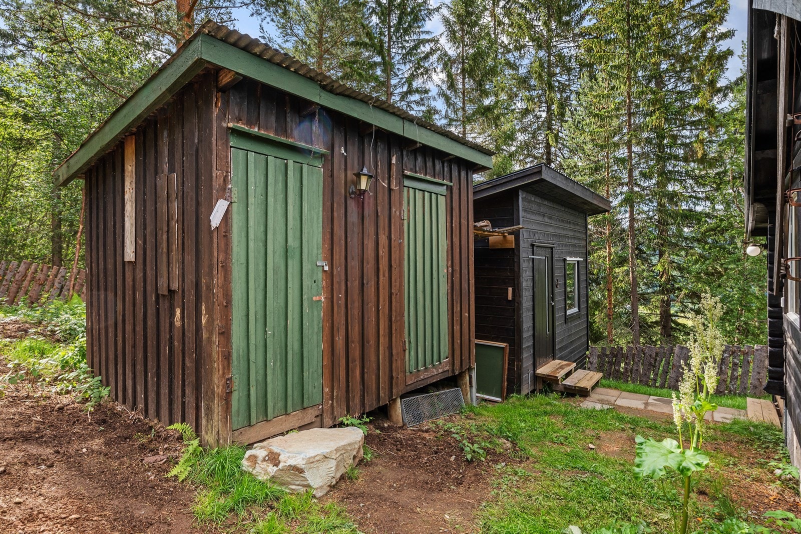 I tillegg til hytte og anneks, har eiendommen et praktisk uthus. Galleribilde