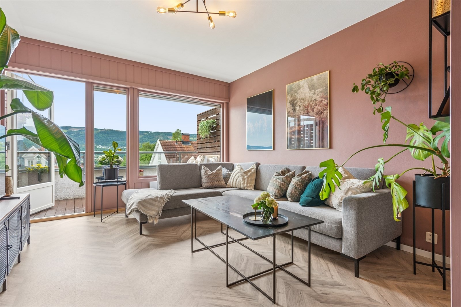 Leiligheten ligger i byggets 3. etasje med utgang til privat veranda. Galleribilde