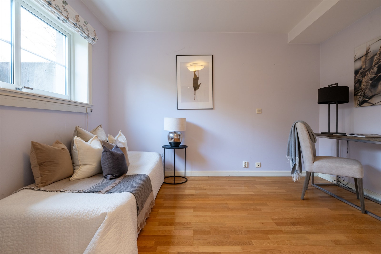 Soverom 2 har plass til dobbeltseng, nattbord og og garderobeskap. Galleribilde