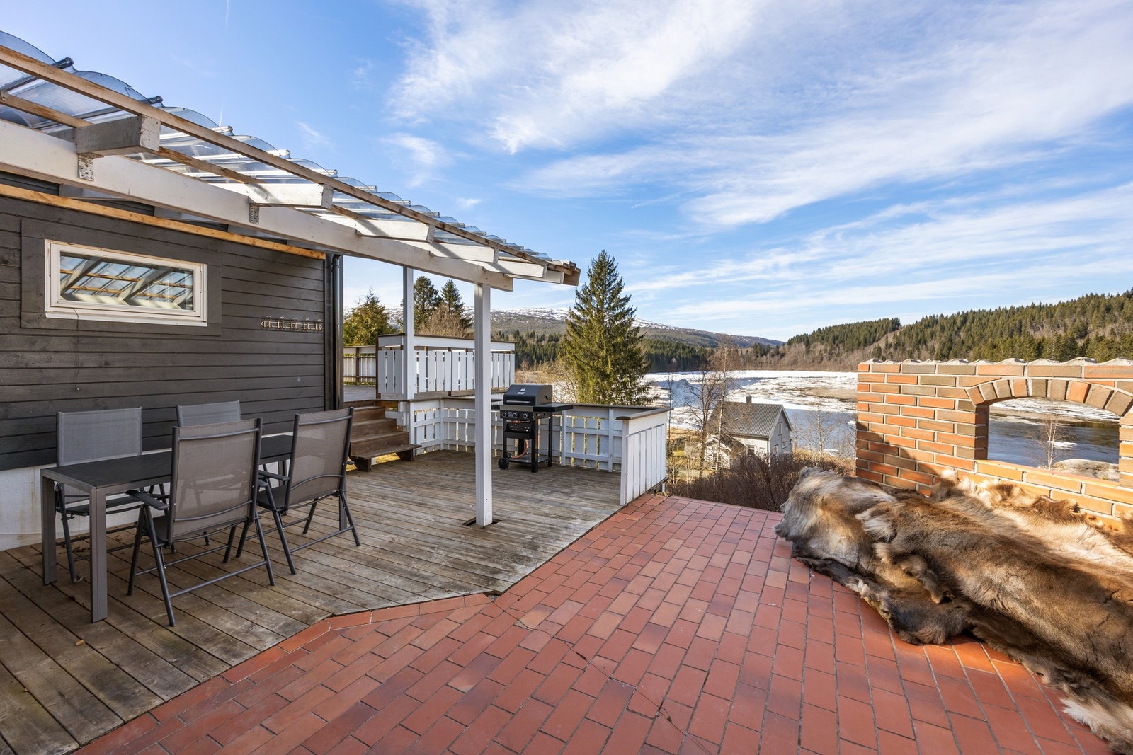 Trapp ned til terrasse med takoverbygd del. Galleribilde