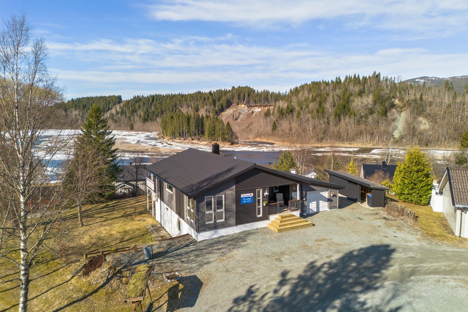 Gårdsplassen har god plass til flere biler Galleribilde
