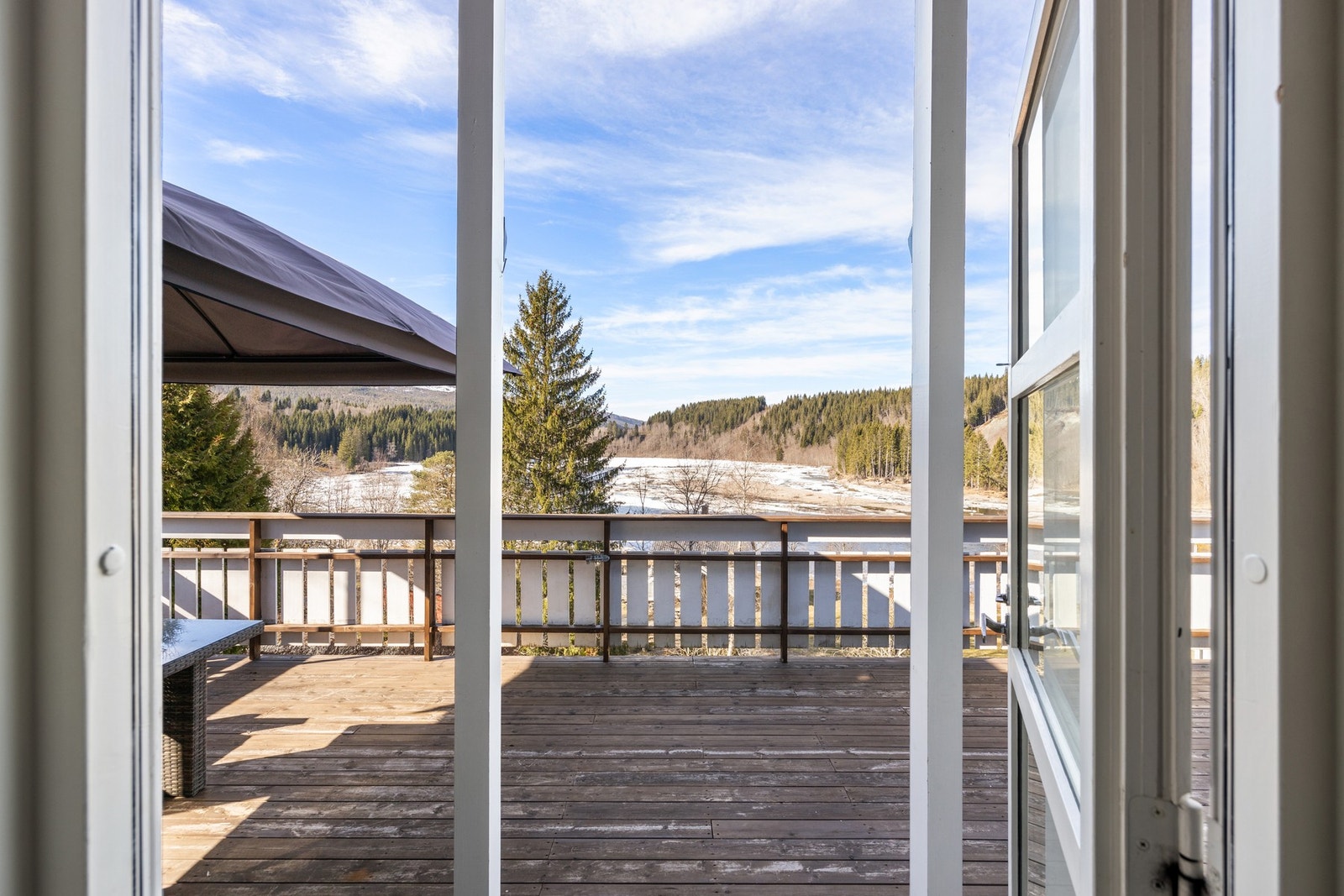 Terrassen måler 33 kvm. Det er utsikt til Sandøla! Galleribilde
