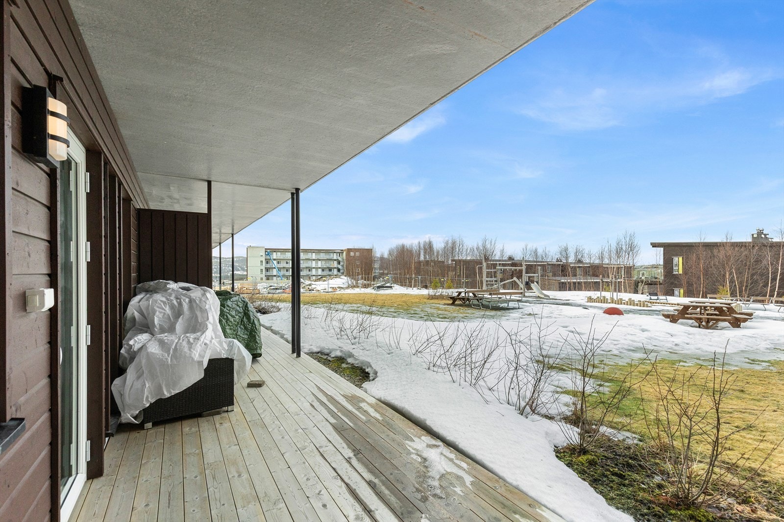 Fra stuen har man direkte adgang til leilighetens terrasse på 13 m². Galleribilde