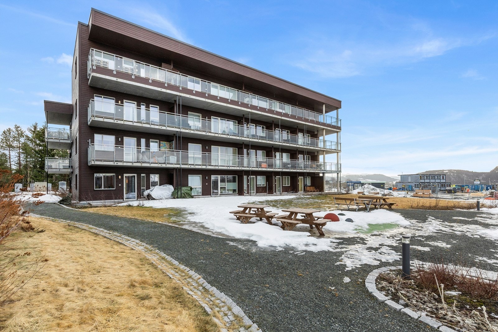 Leiligheten har en nydelig beliggenhet i et svært stille, rolig og familievennlig boligfelt sentralt på Tiller. Galleribilde