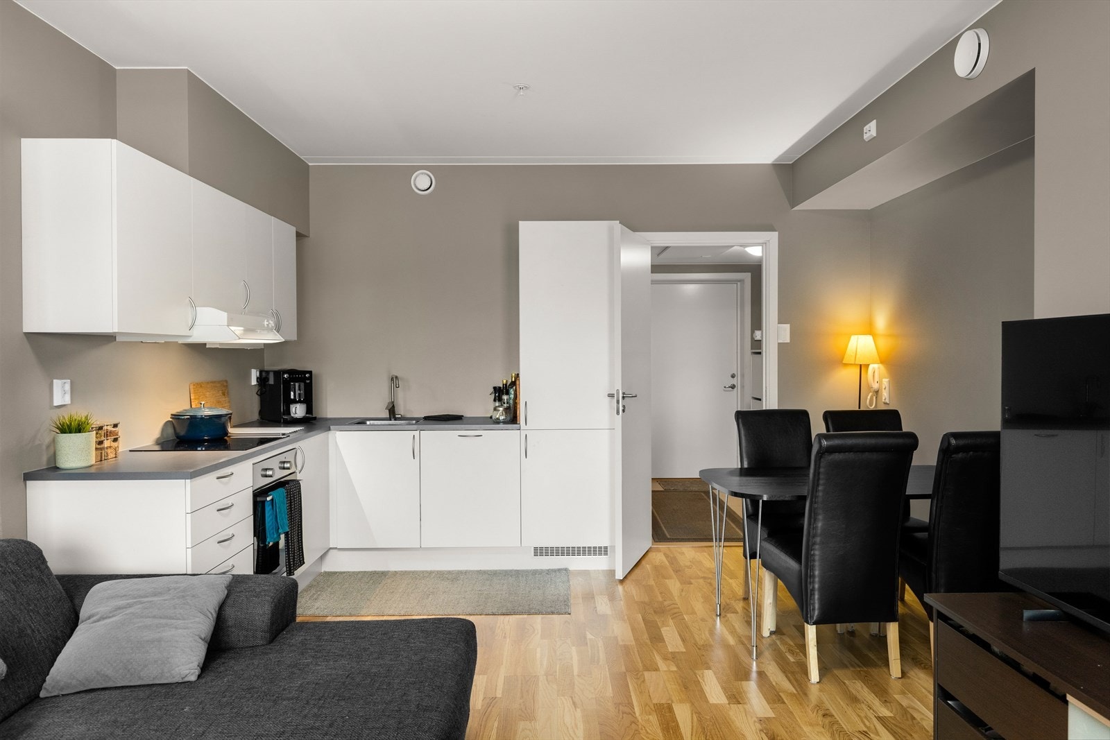 Leiligheten ligger i byggets 1. etasje og har rause vindusflater som gir mye naturlig lys. Galleribilde