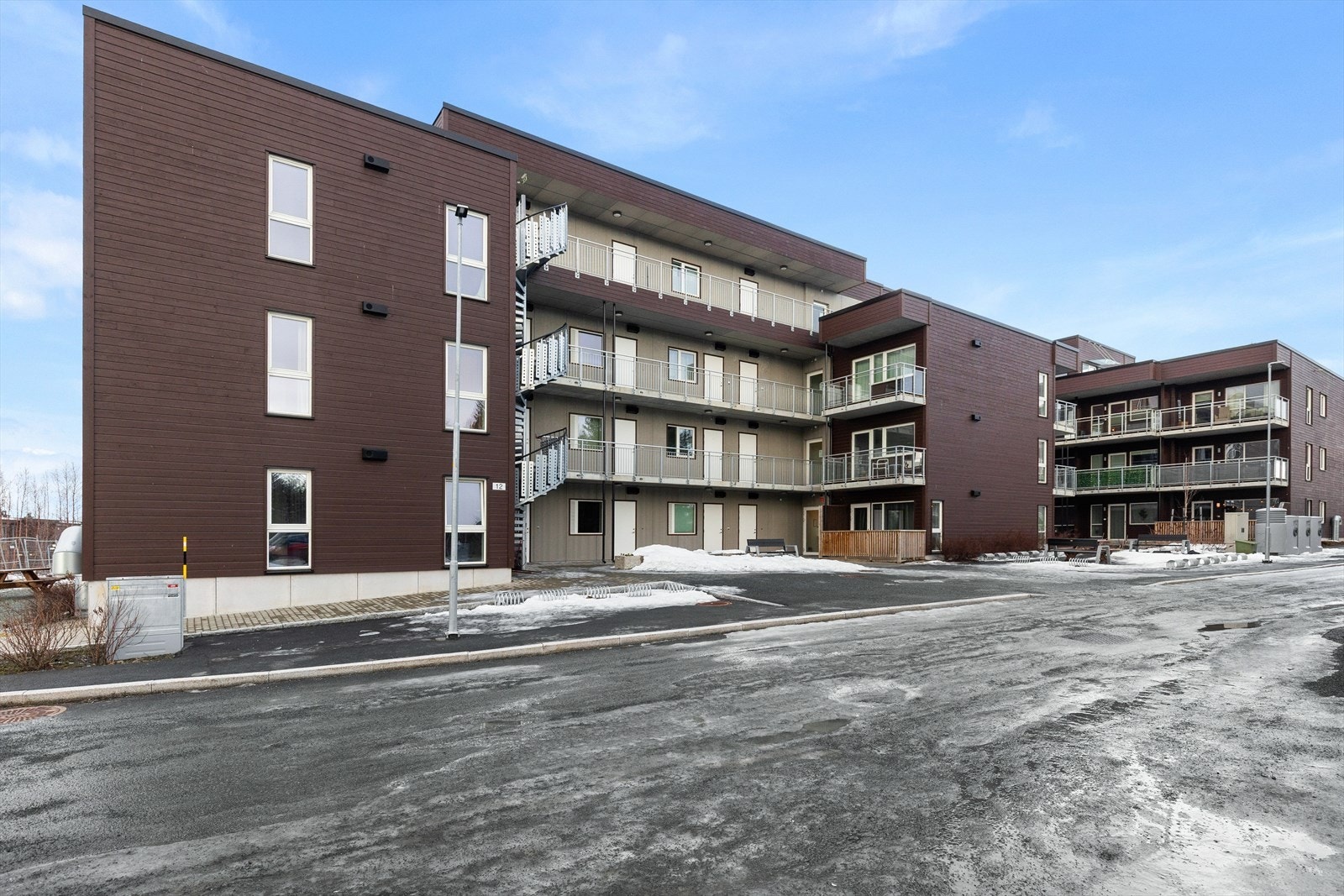 I bygget finner du heis som tar deg med opp til alle etasjer. Det er også parkering i parkeringskjeller og bod. Velkommen til visning! Galleribilde