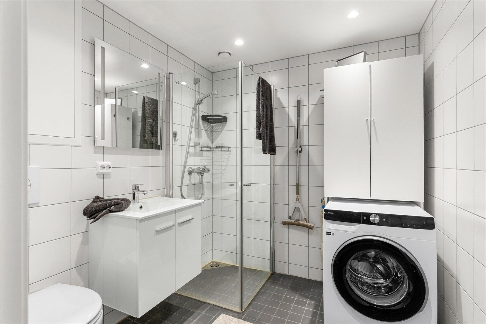 Flislagt bad på 4,5 m² med downlights i himling som gir et stilrent og moderne uttrykk. Galleribilde