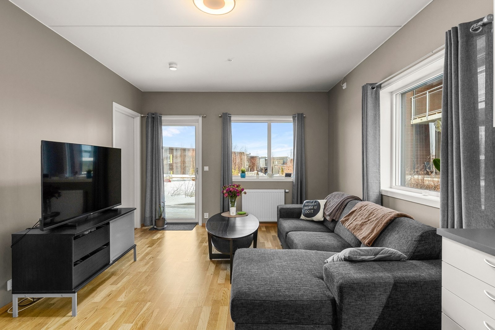 Åpen stue-/kjøkkenløsning gir leiligheten en god og luftig romfølelse. Galleribilde