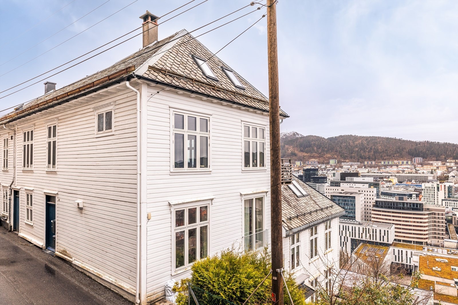 Leiligheten ligger i et populært og veletablert boligområde, kun en spasertur fra Bergen sentrum. Galleribilde