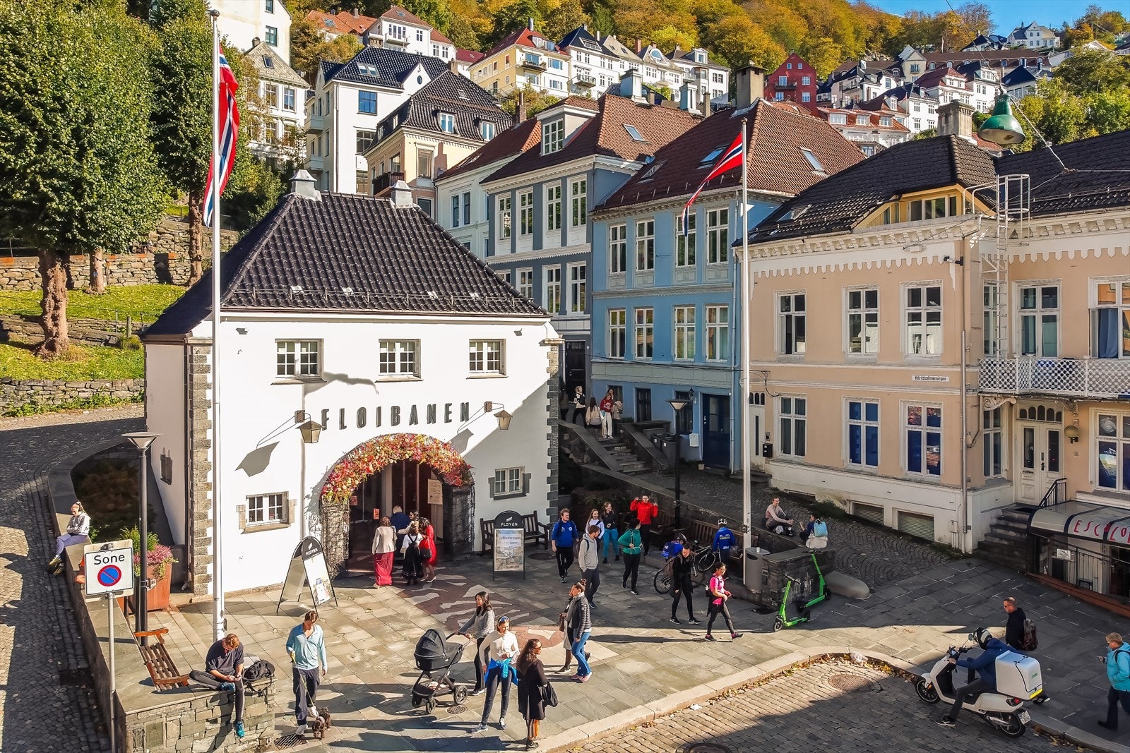 Leiligheten har en fin og tilbaketrukket beliggenhet i Fjellsiden, om lag 800 m. fra Fløibanen. Galleribilde