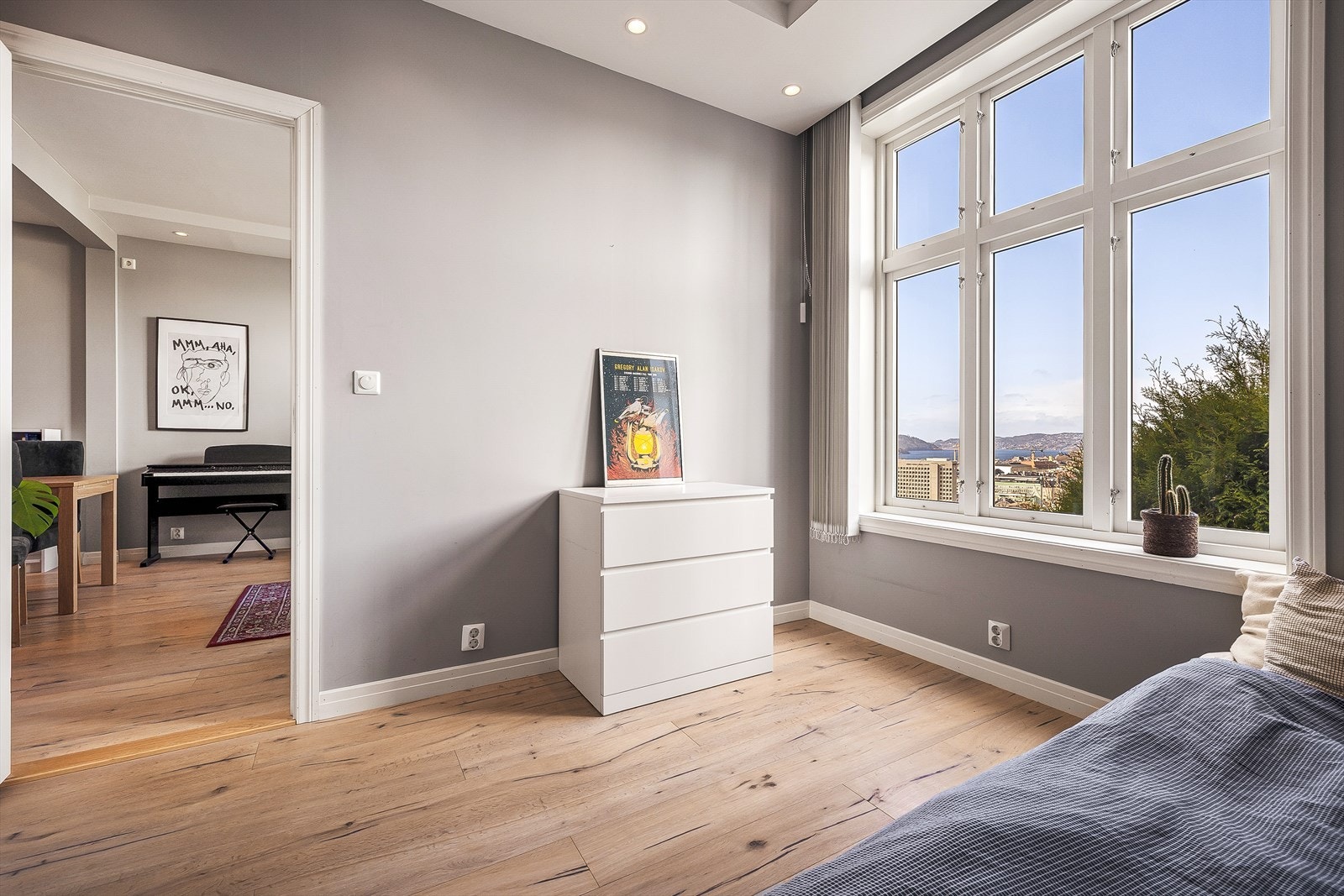 Flott hovedsoverom med vindu vendt mot nord. Galleribilde