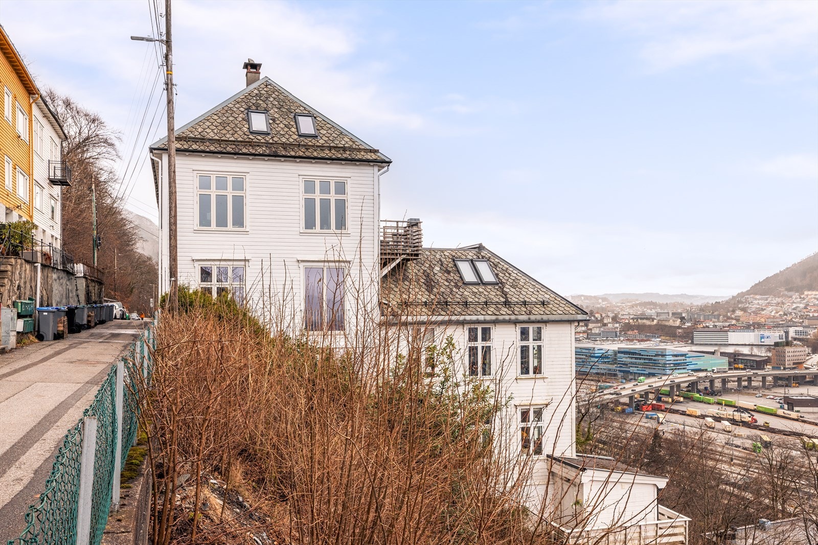 Fjellsiden er kjent for sine smale gater og bratte bakker. Denne leiligheten ligger på flaten, øverst ved Skivebakken. Galleribilde