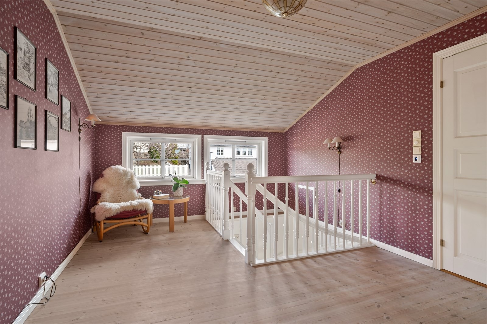 Gang i loftsetasje Galleribilde