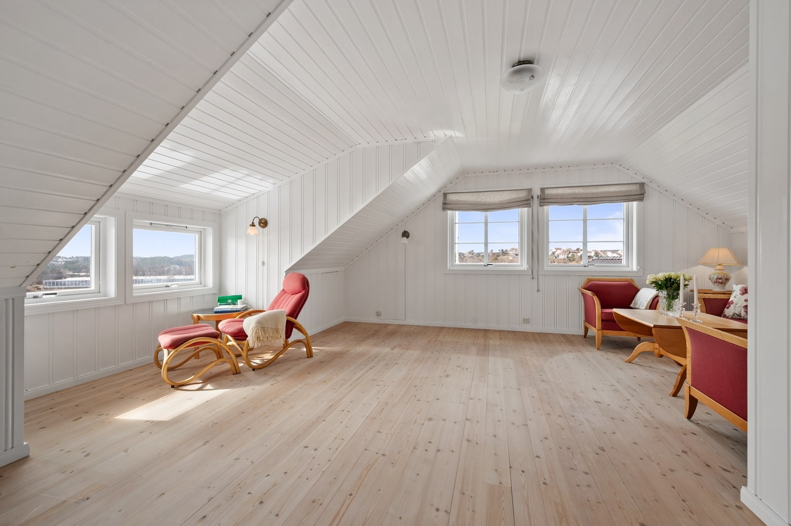 Stor loftsstue, kan omgjøres til 2 soverom Galleribilde