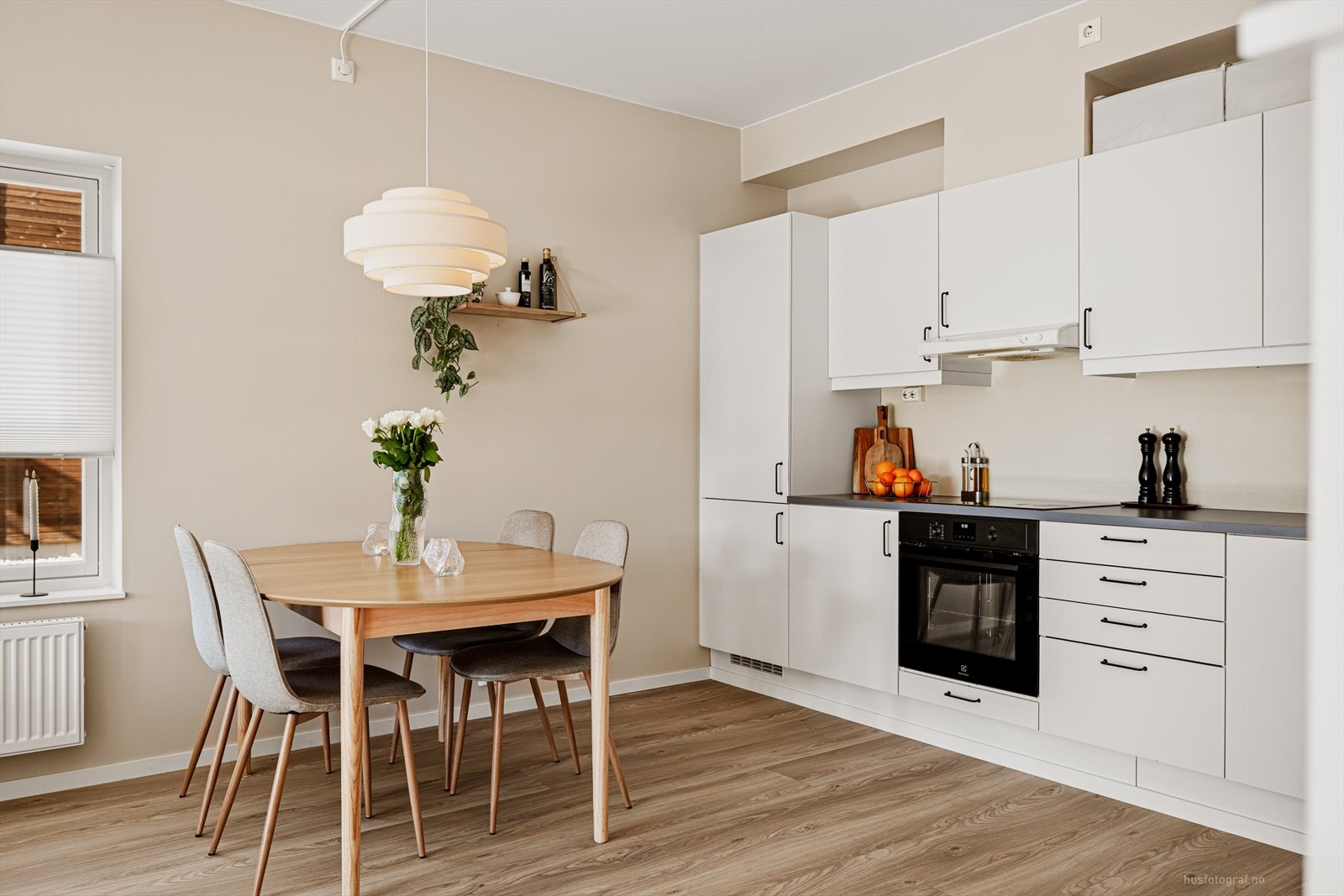 Kjøkkenet er utstyrt med integrert kjøl/fryseskap, oppvaskmaskin, induksjonstopp og stekeovn. Galleribilde