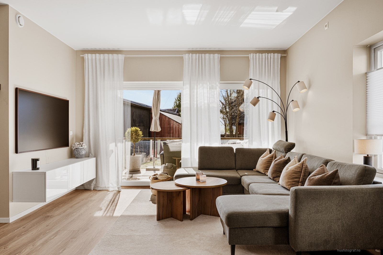 Skyvedøren i malt tre og store vindusflater med 3-lags glass slipper dagslyset inn. Galleribilde