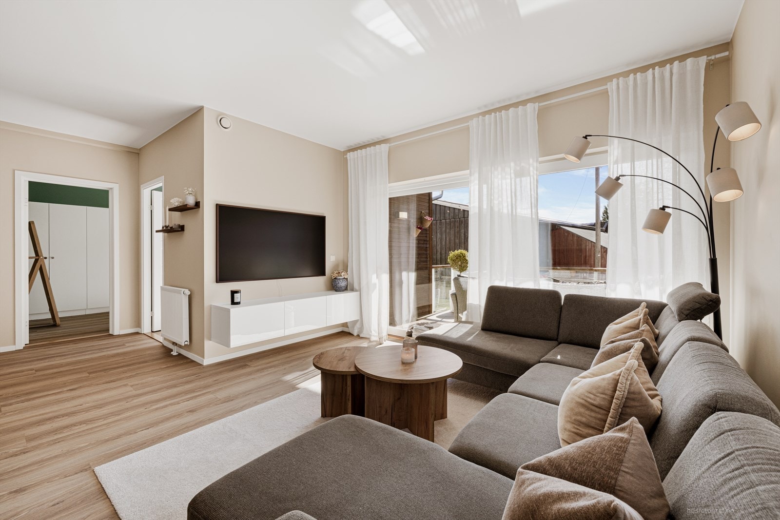 Boligen varmes opp med radiatorer tilknyttet bergvarmeanlegg, som sikrer stabil og energieffektiv temperatur. Galleribilde